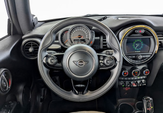 Подержанный автомобиль MINI Hatch 2020 года (21 фото)