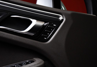 Подержанный автомобиль Porsche Macan 2019 года (23 фото)