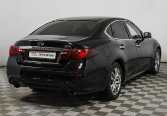 Подержанный автомобиль Infiniti Q70 2015 года (5 фото)