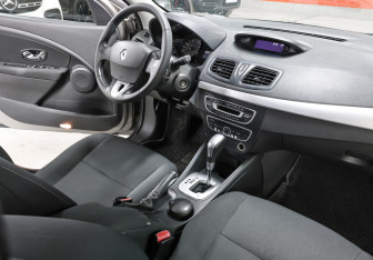 Подержанный автомобиль Renault Fluence 2012 года (11 фото)
