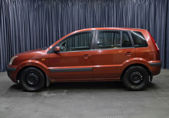 Подержанный автомобиль Ford Fusion 2006 года (8 фото)