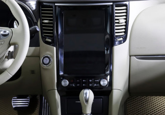 Подержанный автомобиль Infiniti QX70 2015 года (15 фото)