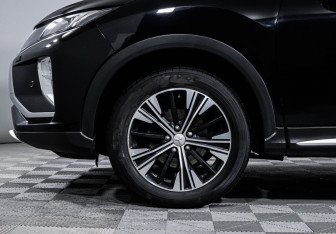 Подержанный автомобиль Mitsubishi Eclipse Cross 2019 года (15 фото)