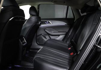 Подержанный автомобиль Hongqi H5 2024 года (12 фото)