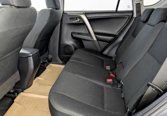 Подержанный автомобиль Toyota RAV4 2013 года (12 фото)