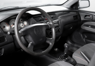 Подержанный автомобиль Mitsubishi Lancer Sedan 2005 года (14 фото)