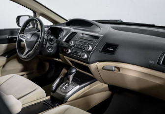 Подержанный автомобиль Honda Civic Sedan 2007 года (9 фото)