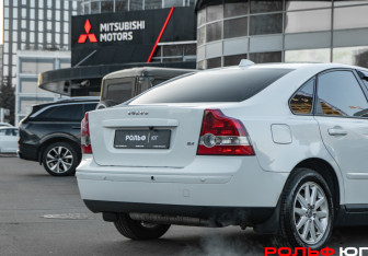 Подержанный автомобиль Volvo S40 2006 года (19 фото)