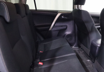 Подержанный автомобиль Toyota RAV4 2015 года (24 фото)