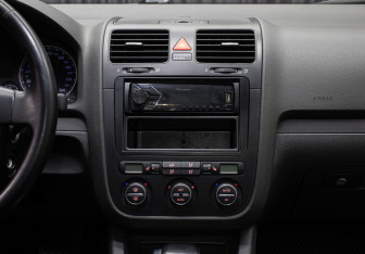 Подержанный автомобиль Volkswagen Golf Hatchback 2008 года (15 фото)