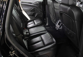 Подержанный автомобиль Porsche Cayenne 2011 года (12 фото)