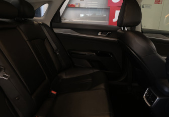 Подержанный автомобиль Kia K5 2021 года (10 фото)