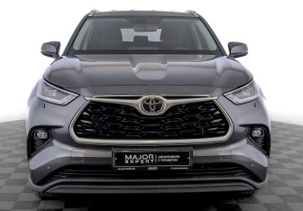Подержанный автомобиль Toyota Highlander 2021 года (2 фото)