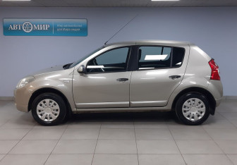 Подержанный автомобиль Renault Sandero 2010 года (8 фото)