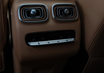 Подержанный автомобиль Jaecoo J8 2024 года (10 фото)