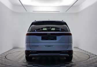 Подержанный автомобиль Kia Carnival 2020 года (6 фото)