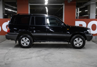 Подержанный автомобиль Toyota Land Cruiser Suv 2002 года (4 фото)