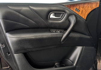 Подержанный автомобиль Infiniti QX80 2017 года (19 фото)