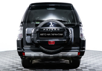 Подержанный автомобиль Mitsubishi Pajero 2012 года (6 фото)