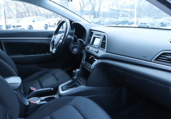 Подержанный автомобиль Hyundai Elantra Sedan 2017 года (9 фото)
