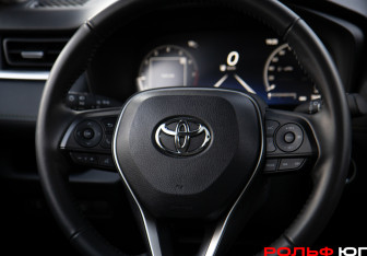 Подержанный автомобиль Toyota RAV4 2025 года (13 фото)