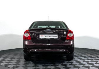 Подержанный автомобиль Ford Focus Sedan 2010 года (6 фото)