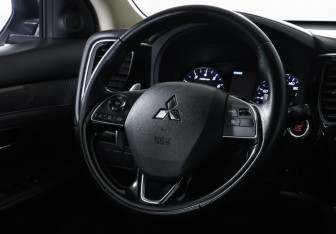 Подержанный автомобиль Mitsubishi Outlander 2021 года (14 фото)