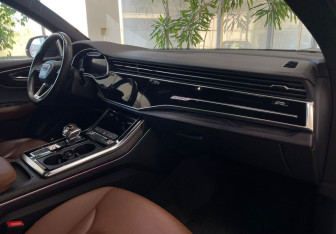 Подержанный автомобиль Audi Q8 2022 года (10 фото)