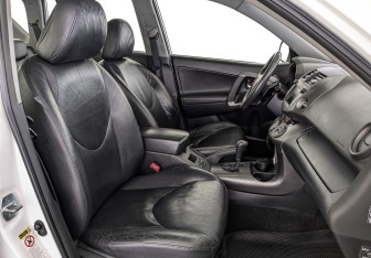 Подержанный автомобиль Toyota RAV4 2012 года (23 фото)