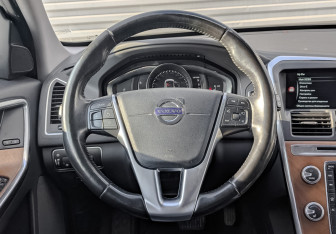 Подержанный автомобиль Volvo XC60 2016 года (22 фото)