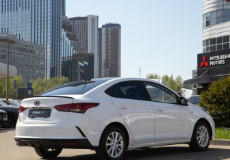 Подержанный автомобиль Hyundai Solaris Sedan 2021 года (4 фото)