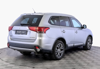 Подержанный автомобиль Mitsubishi Outlander 2016 года (5 фото)