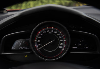 Подержанный автомобиль Mazda 3 Hatchback 2015 года (9 фото)