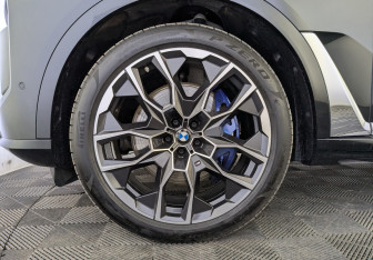 Подержанный автомобиль BMW X7 2024 года (19 фото)