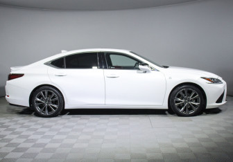 Подержанный автомобиль Lexus ES 2019 года (4 фото)