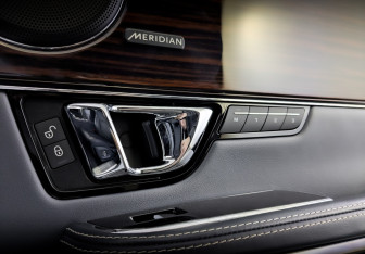 Подержанный автомобиль Jaguar XJ 2017 года (27 фото)