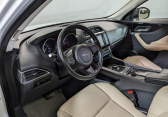Подержанный автомобиль Jaguar F-Pace 2018 года (15 фото)