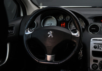 Подержанный автомобиль Peugeot 408 2014 года (11 фото)