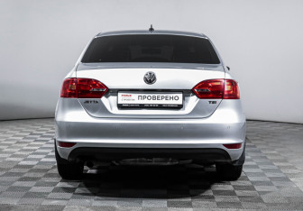 Подержанный автомобиль Volkswagen Jetta Sedan 2013 года (6 фото)