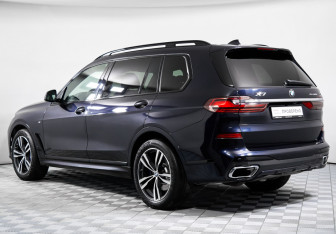 Подержанный автомобиль BMW X7 2021 года (7 фото)