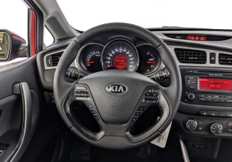 Подержанный автомобиль Kia Ceed Hatchback 2014 года (22 фото)