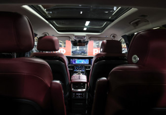 Подержанный автомобиль Hongqi E-HS9 2022 года (27 фото)