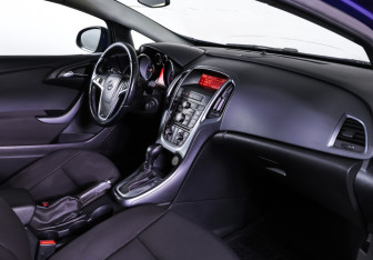 Подержанный автомобиль Opel Astra Hatchback 2015 года (11 фото)