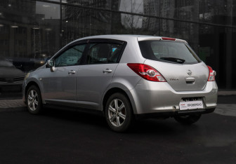 Подержанный автомобиль Nissan Tiida Hatchback 2010 года (7 фото)
