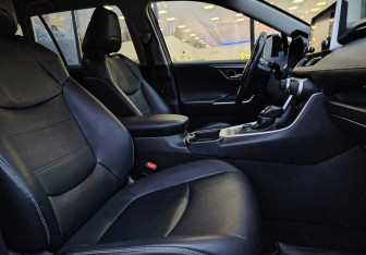 Подержанный автомобиль Toyota RAV4 2021 года (10 фото)