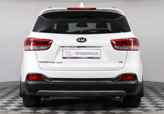 Подержанный автомобиль Kia Sorento 2016 года (6 фото)