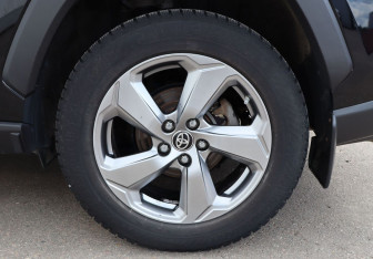 Подержанный автомобиль Toyota RAV4 2020 года (9 фото)