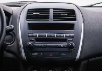 Подержанный автомобиль Mitsubishi ASX 2011 года (14 фото)
