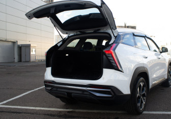 Подержанный автомобиль Geely Atlas 2024 года (15 фото)