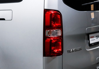 Подержанный автомобиль Peugeot Traveller 2017 года (17 фото)